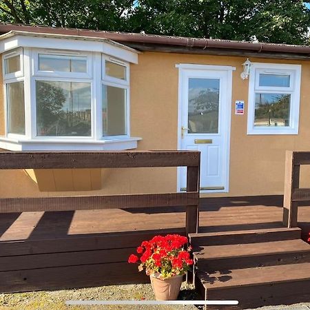 Semi-Detached Chalet - Uddingston, Glasgow Eksteriør billede