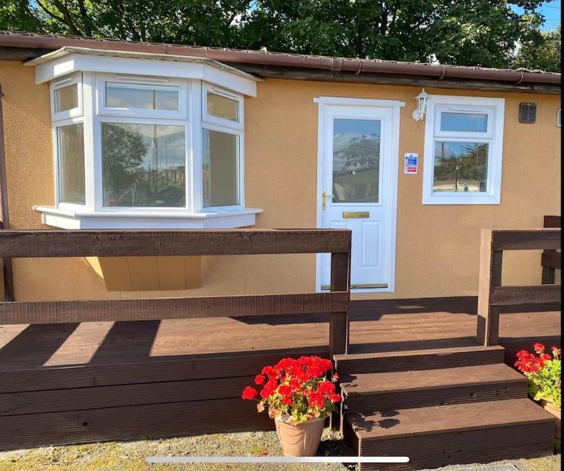 Semi-Detached Chalet - Uddingston, Glasgow Eksteriør billede